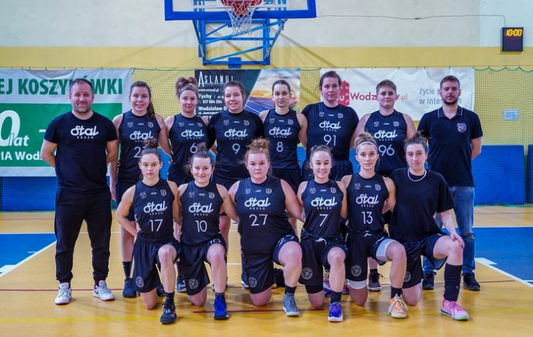 Koszykówka: dziewczyny  z Olimpii wygrały z zawodniczkami Stal Brzeg, Grzegorz Matla
